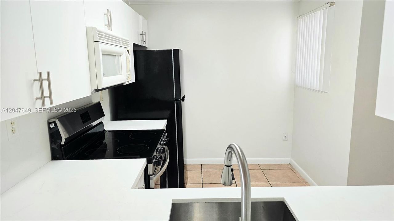 For Rent: $2,200 (2 beds, 2 baths, 1010 Square Feet)