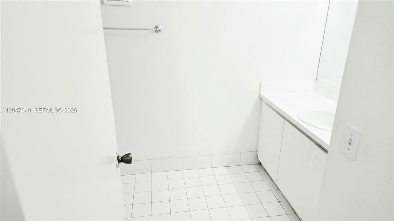 For Rent: $2,200 (2 beds, 2 baths, 1010 Square Feet)