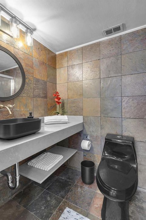 For Rent: $3,000 (1 beds, 1 baths, 896 Square Feet)