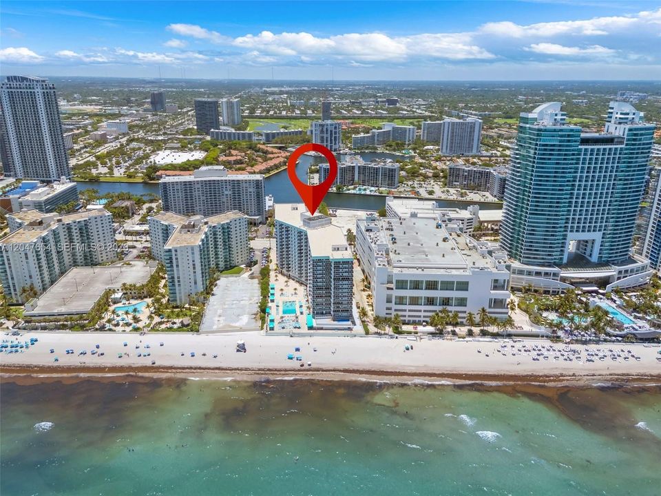 For Rent: $3,000 (1 beds, 1 baths, 896 Square Feet)