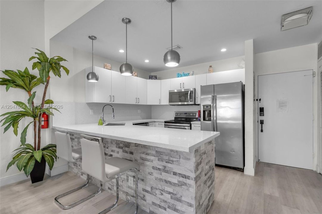 For Rent: $3,000 (1 beds, 1 baths, 896 Square Feet)