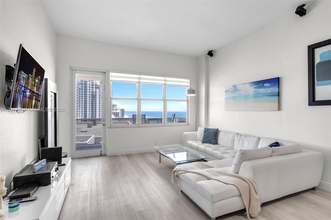 For Rent: $3,000 (1 beds, 1 baths, 896 Square Feet)