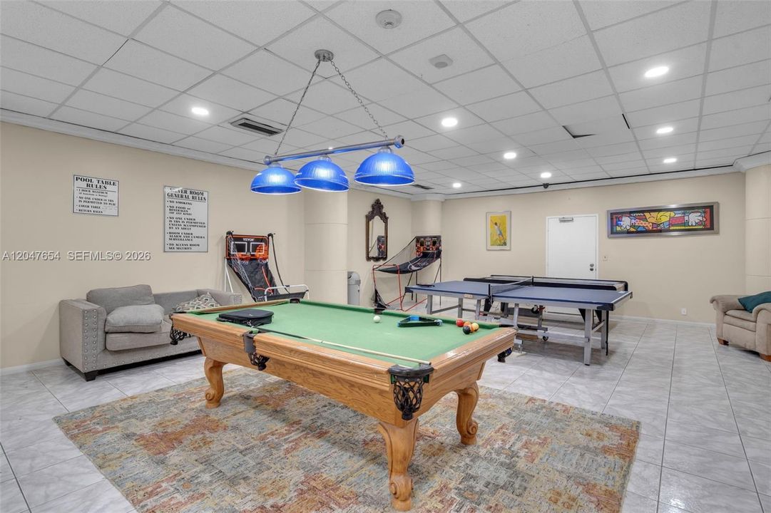 For Rent: $3,000 (1 beds, 1 baths, 896 Square Feet)