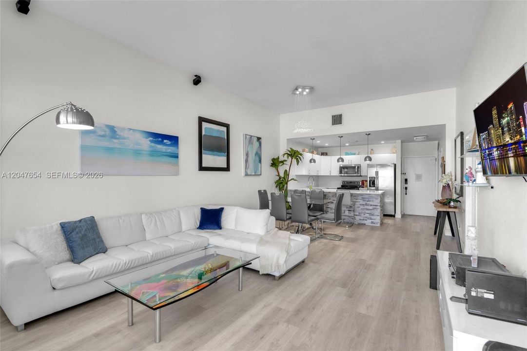 For Rent: $3,000 (1 beds, 1 baths, 896 Square Feet)