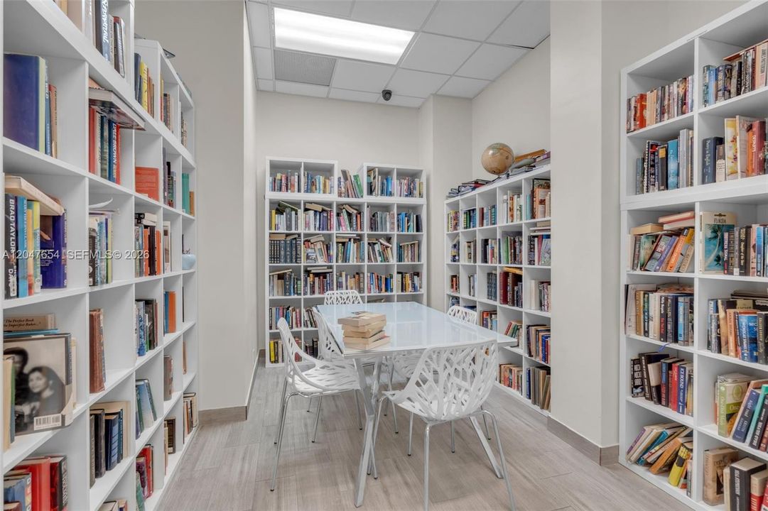 For Rent: $3,000 (1 beds, 1 baths, 896 Square Feet)