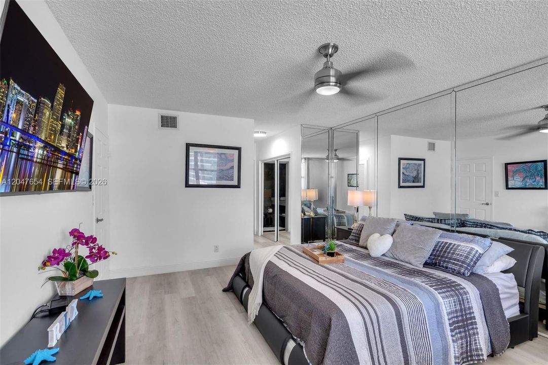 For Rent: $3,000 (1 beds, 1 baths, 896 Square Feet)