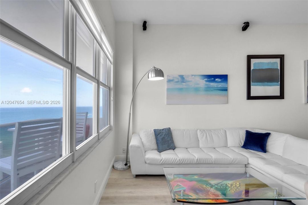 For Rent: $3,000 (1 beds, 1 baths, 896 Square Feet)