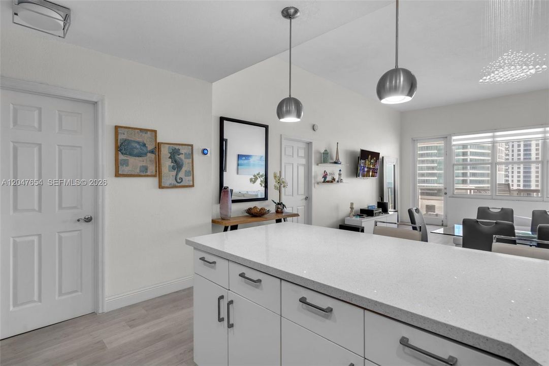 For Rent: $3,000 (1 beds, 1 baths, 896 Square Feet)