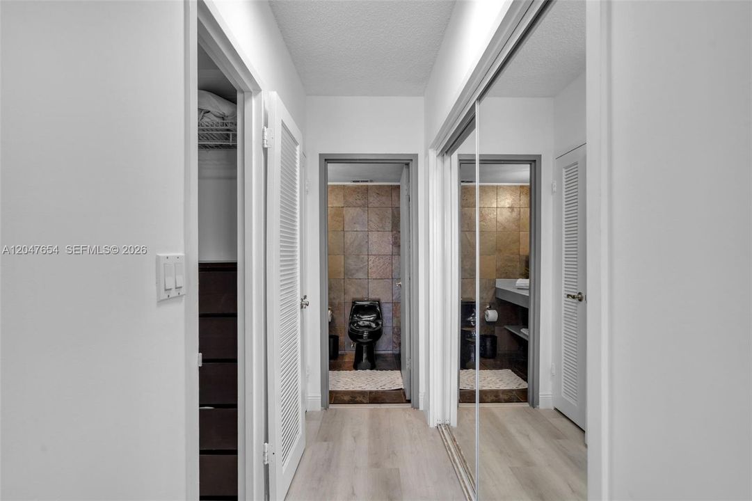 For Rent: $3,000 (1 beds, 1 baths, 896 Square Feet)