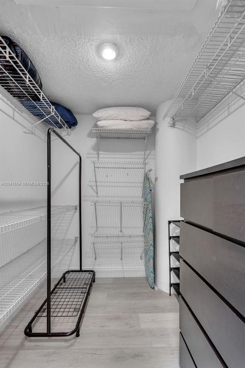 For Rent: $3,000 (1 beds, 1 baths, 896 Square Feet)