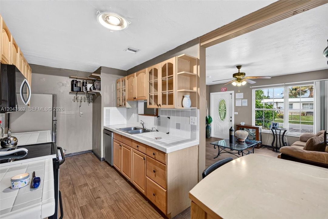 For Sale: $400,000 (4 beds, 2 baths, 1280 Square Feet)