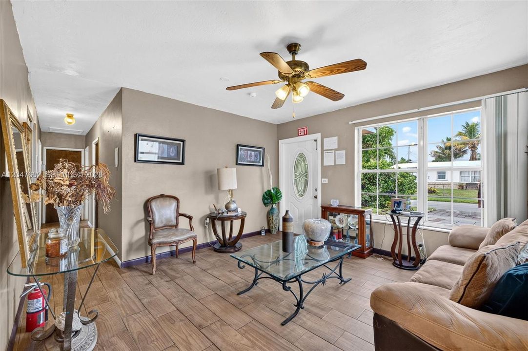 For Sale: $400,000 (4 beds, 2 baths, 1280 Square Feet)