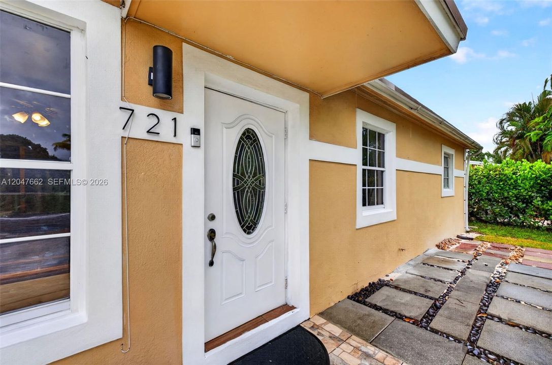 For Sale: $400,000 (4 beds, 2 baths, 1280 Square Feet)