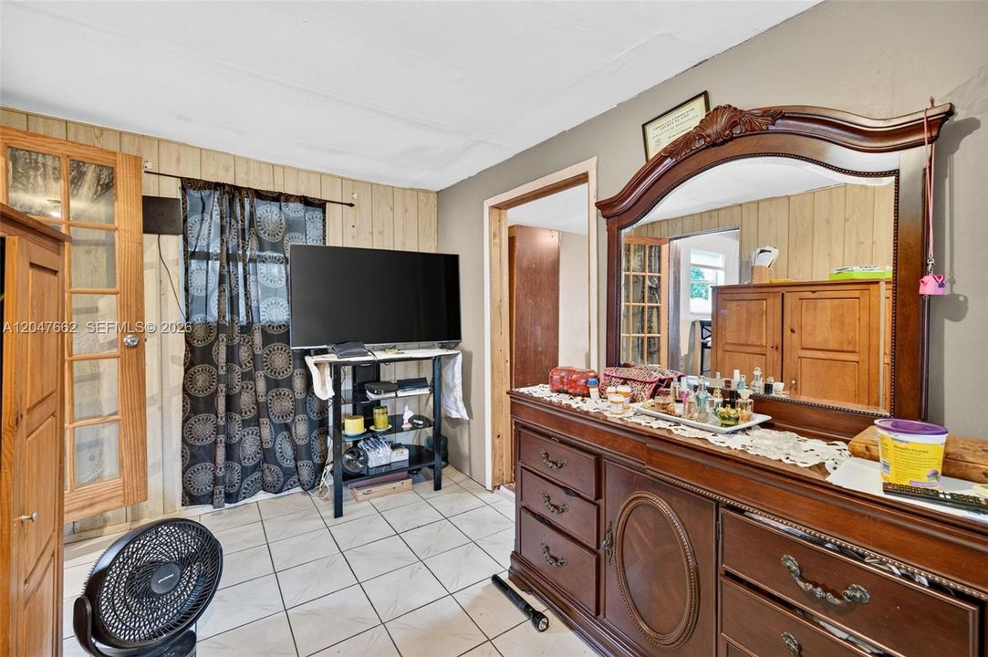 For Sale: $400,000 (4 beds, 2 baths, 1280 Square Feet)