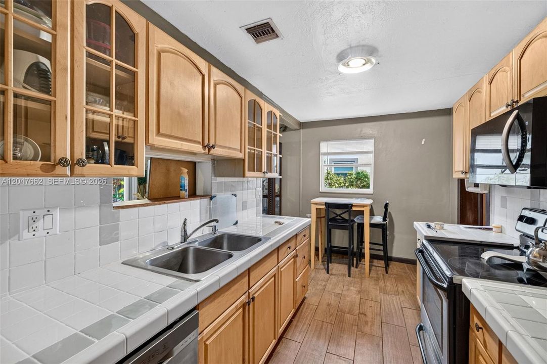 For Sale: $400,000 (4 beds, 2 baths, 1280 Square Feet)