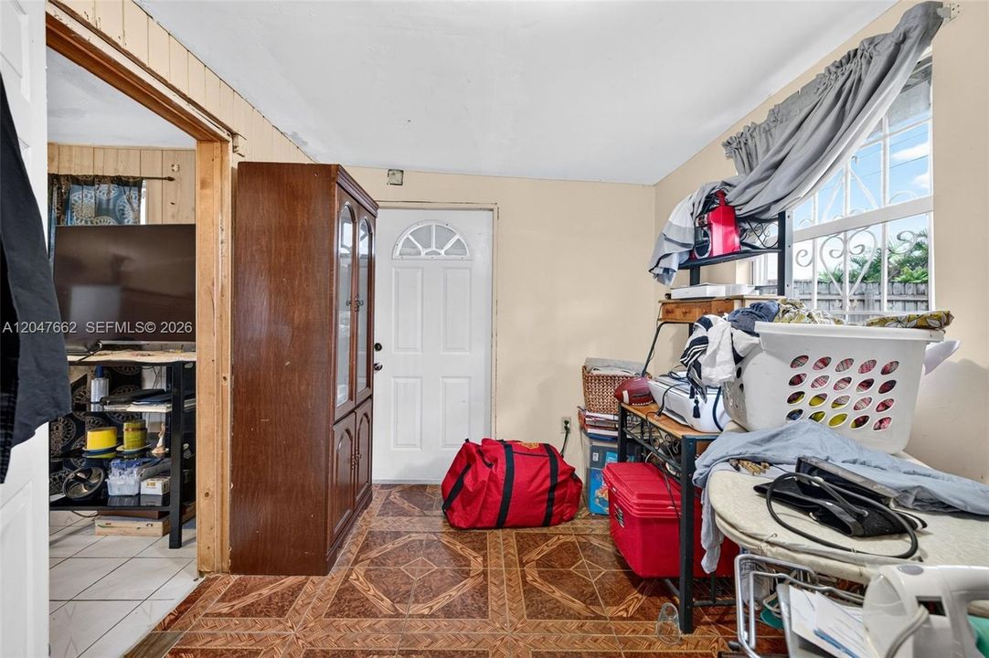For Sale: $400,000 (4 beds, 2 baths, 1280 Square Feet)