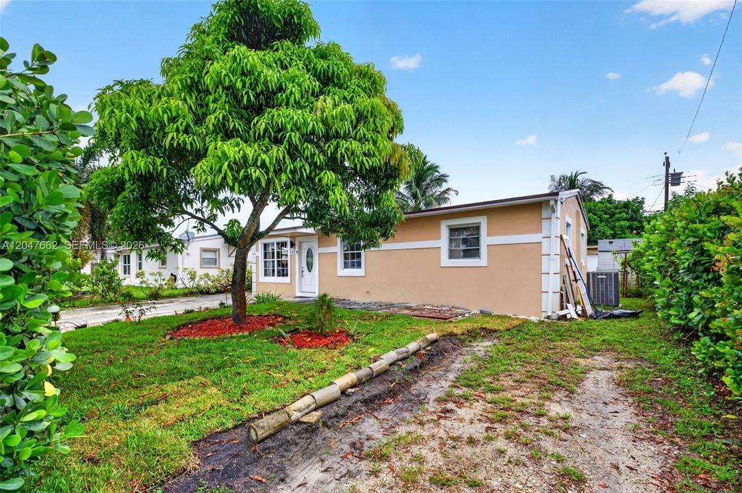 For Sale: $400,000 (4 beds, 2 baths, 1280 Square Feet)