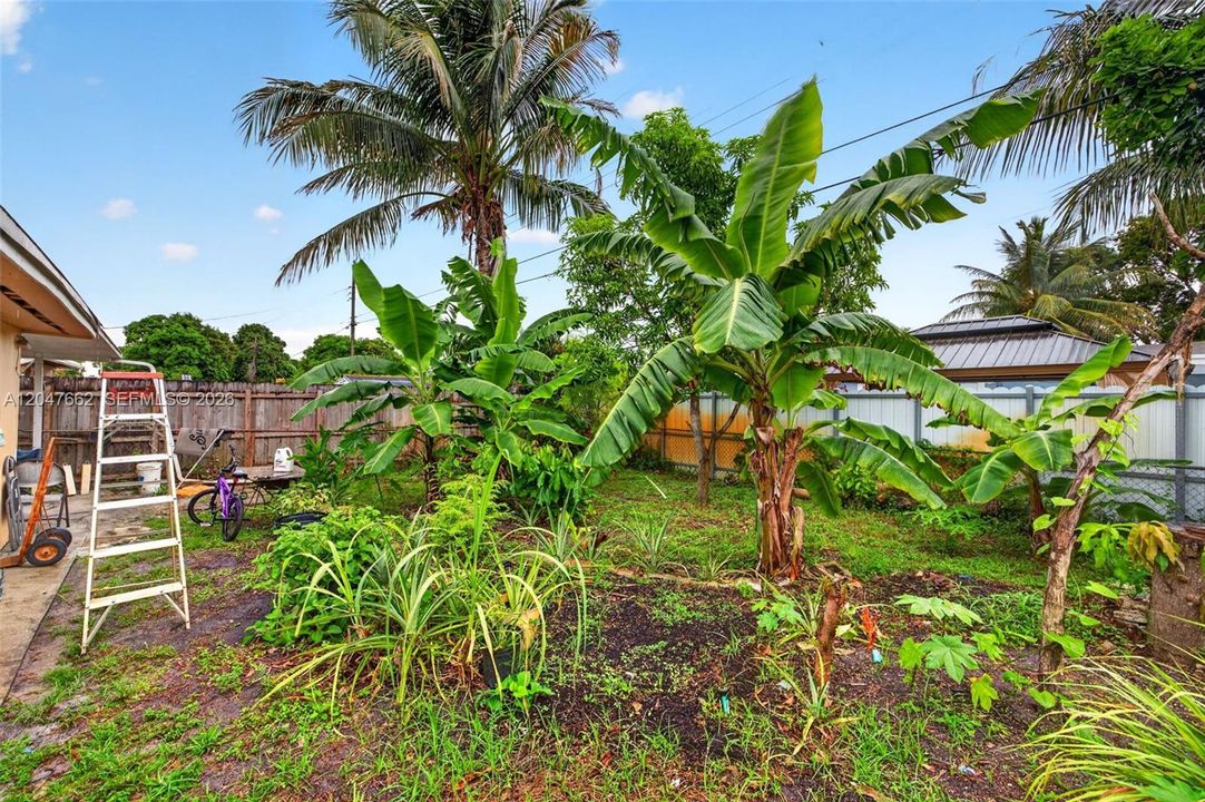 For Sale: $400,000 (4 beds, 2 baths, 1280 Square Feet)