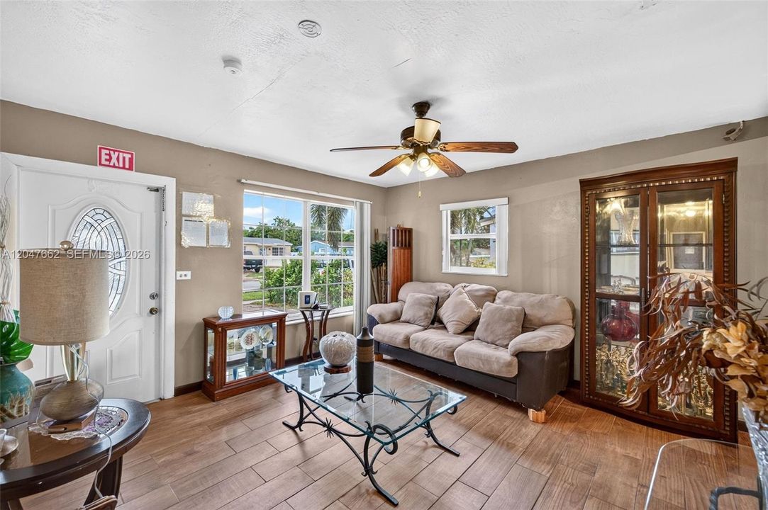 For Sale: $400,000 (4 beds, 2 baths, 1280 Square Feet)
