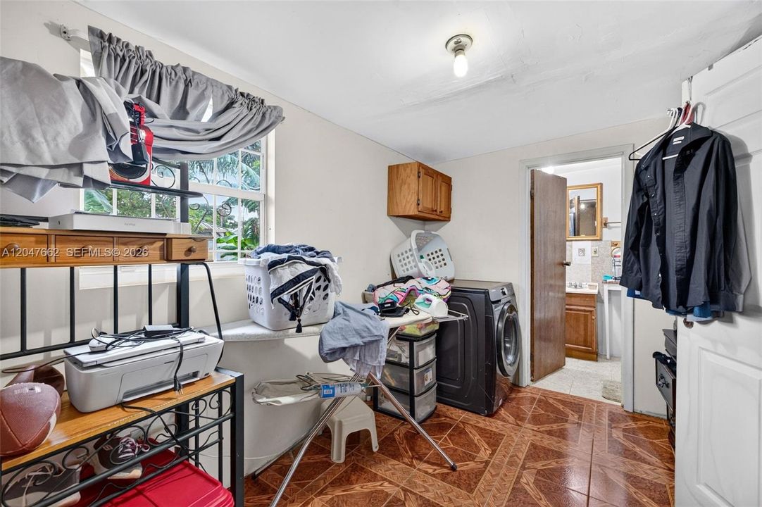 For Sale: $400,000 (4 beds, 2 baths, 1280 Square Feet)