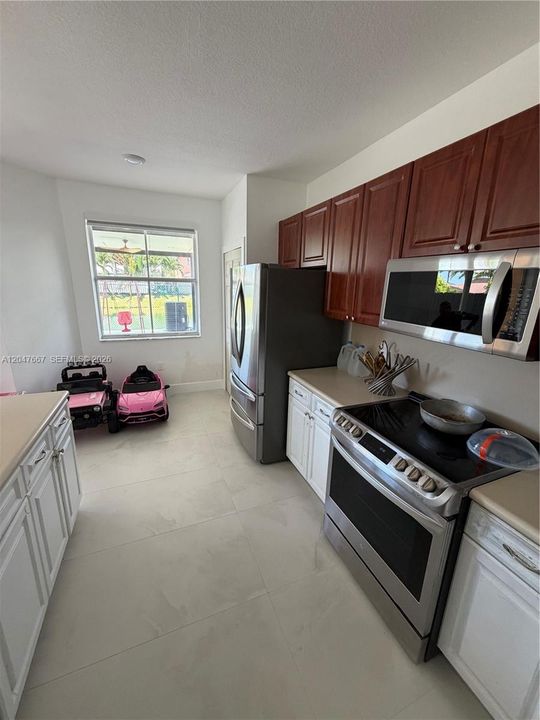 For Sale: $399,900 (3 beds, 2 baths, 1572 Square Feet)
