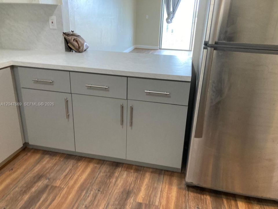 For Rent: $2,350 (1 beds, 1 baths, 825 Square Feet)