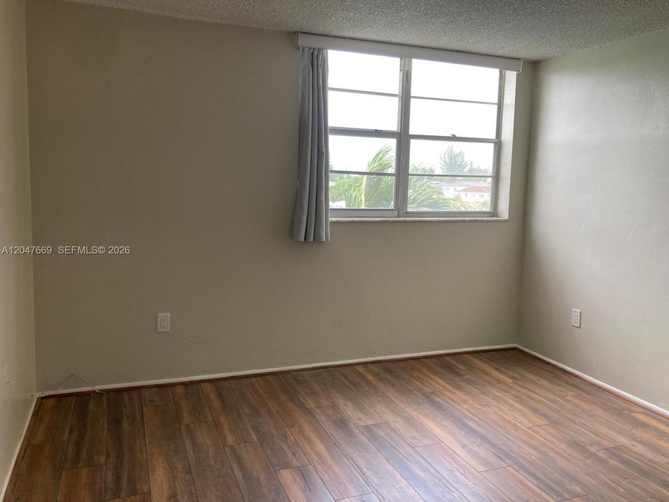 For Rent: $2,350 (1 beds, 1 baths, 825 Square Feet)