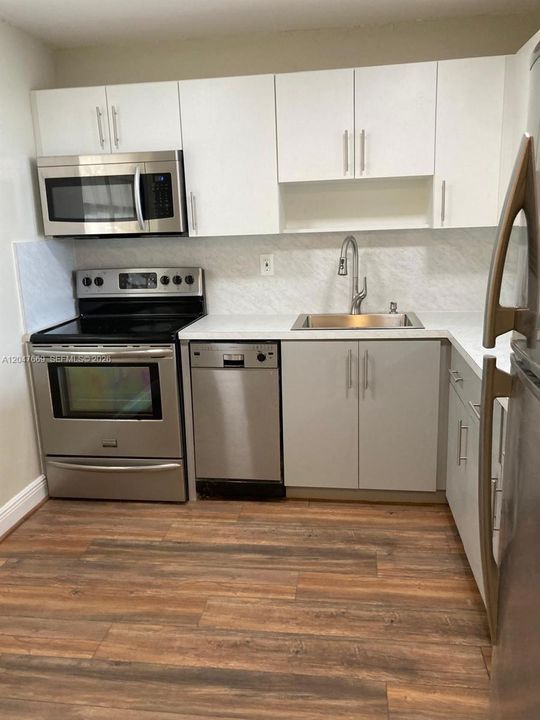 For Rent: $2,350 (1 beds, 1 baths, 825 Square Feet)