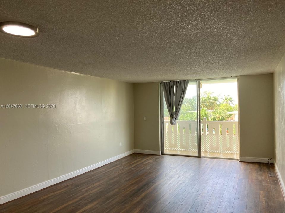 For Rent: $2,350 (1 beds, 1 baths, 825 Square Feet)