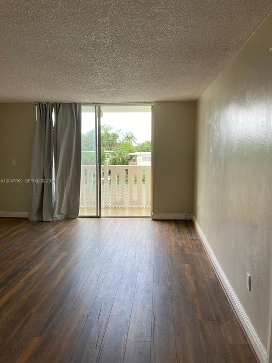 For Rent: $2,350 (1 beds, 1 baths, 825 Square Feet)
