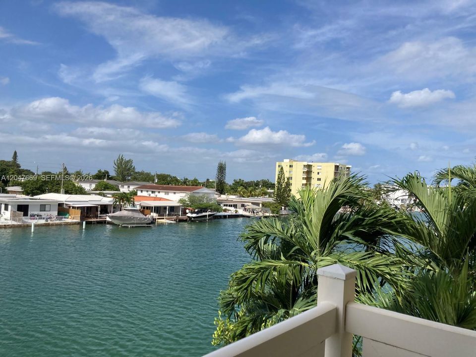 For Rent: $2,350 (1 beds, 1 baths, 825 Square Feet)
