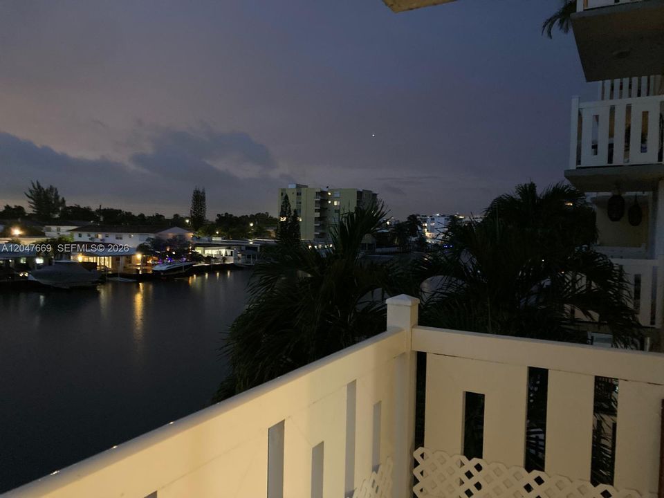 For Rent: $2,350 (1 beds, 1 baths, 825 Square Feet)