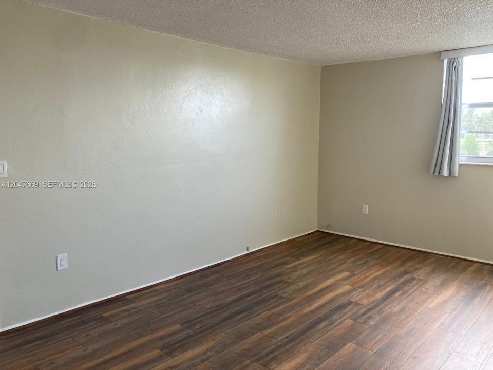 For Rent: $2,350 (1 beds, 1 baths, 825 Square Feet)