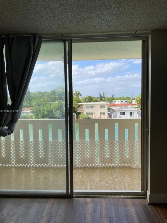 For Rent: $2,350 (1 beds, 1 baths, 825 Square Feet)