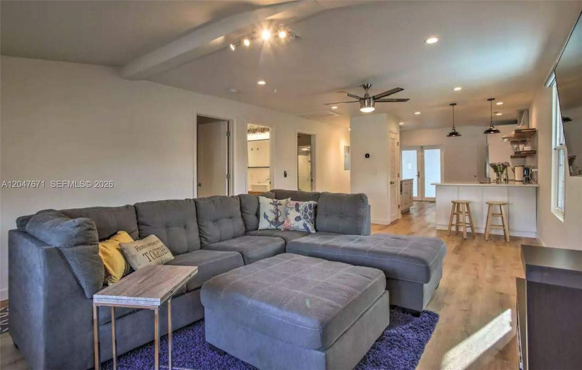 For Rent: $2,400 (2 beds, 2 baths, 1000 Square Feet)