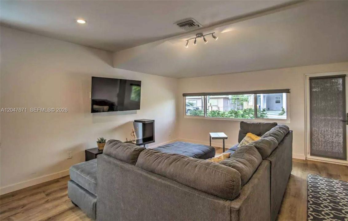 For Rent: $2,400 (2 beds, 2 baths, 1000 Square Feet)