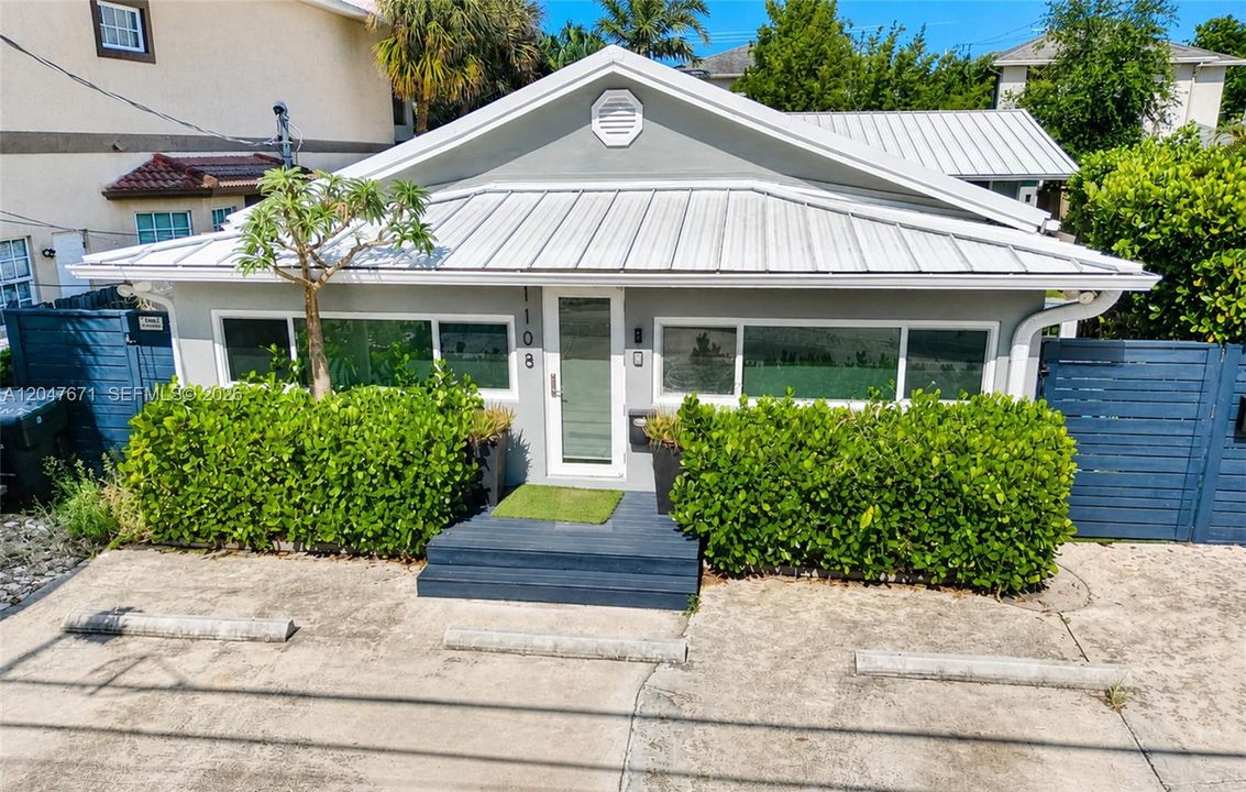 For Rent: $2,400 (2 beds, 2 baths, 1000 Square Feet)