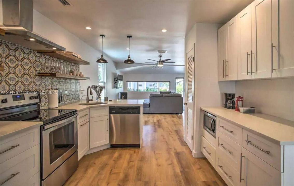 For Rent: $2,400 (2 beds, 2 baths, 1000 Square Feet)