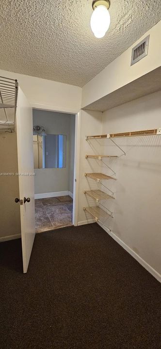 WALK IN CLOSET