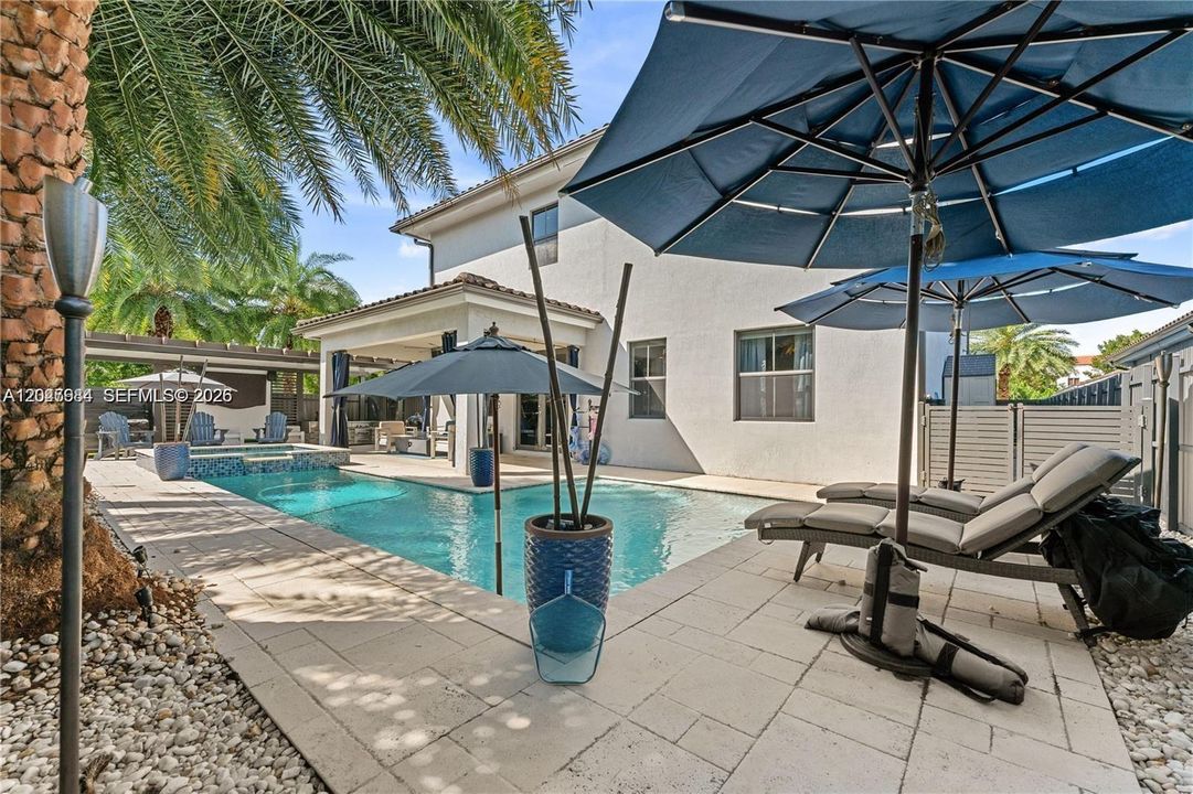 En Venta: $1,269,000 (5 camas, 4 baños, 3261 Pies cuadrados)