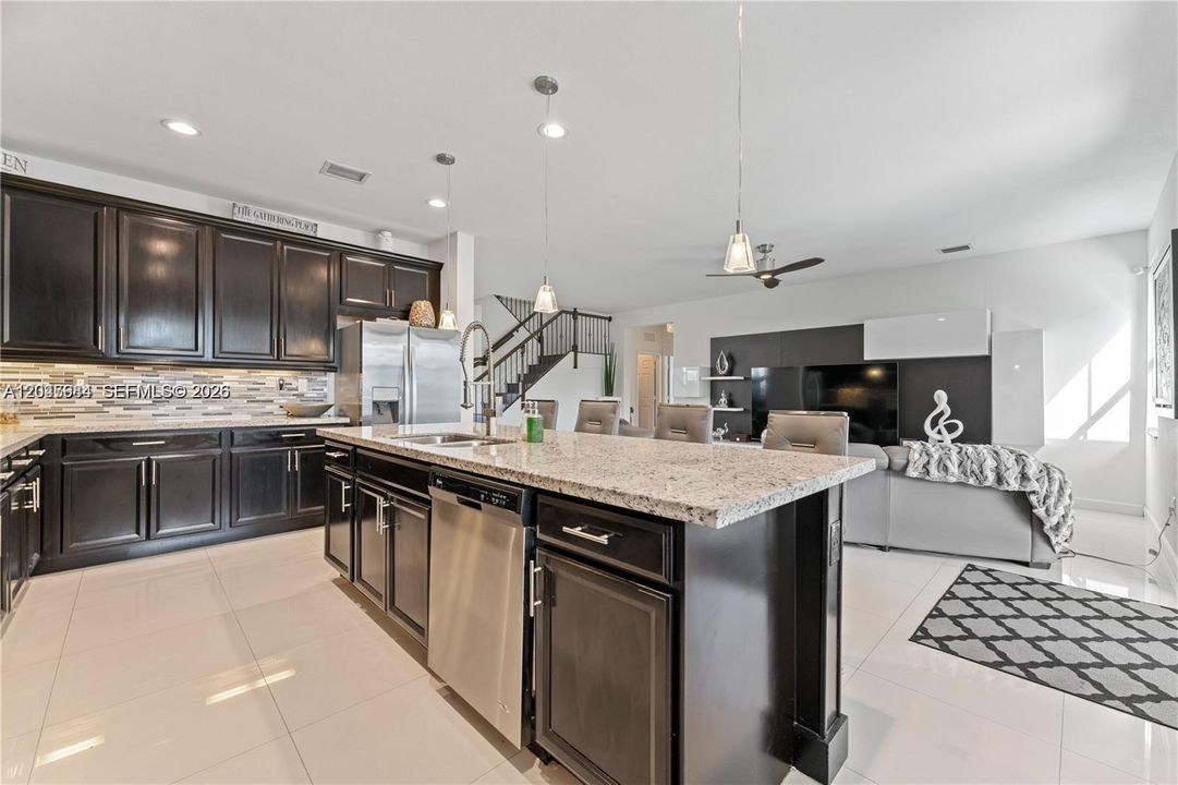 En Venta: $1,269,000 (5 camas, 4 baños, 3261 Pies cuadrados)