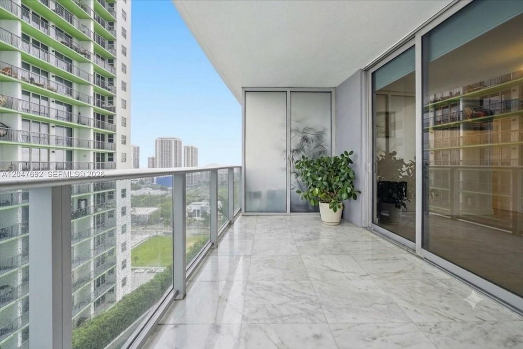 待售: $625,000 (1 贝兹, 2 浴室, 979 平方英尺)