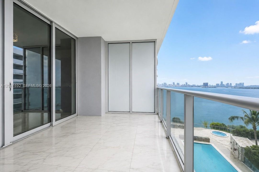 待售: $625,000 (1 贝兹, 2 浴室, 979 平方英尺)