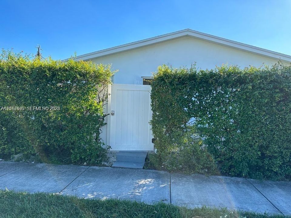 For Rent: $1,800 (3 beds, 2 baths, 1442 Square Feet)