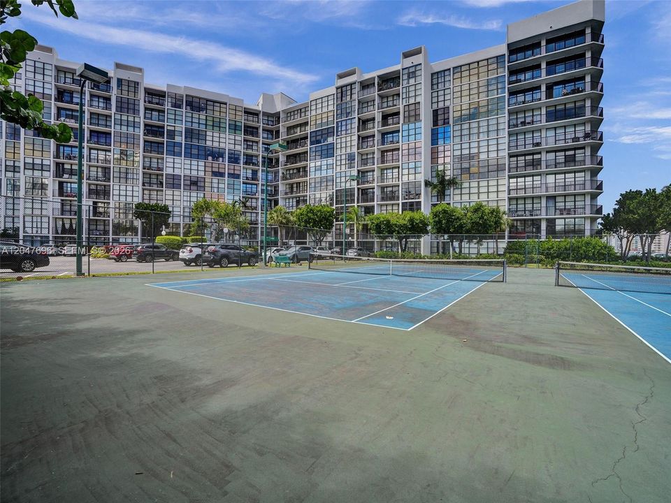 На продажу: $335,000 (3 спален, 2 ванн, 1430 Квадратных фут)