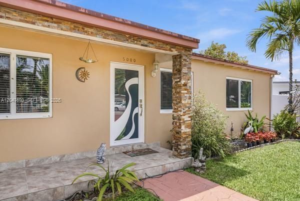En Renta: $4,600 (5 camas, 2 baños, 1964 Pies cuadrados)
