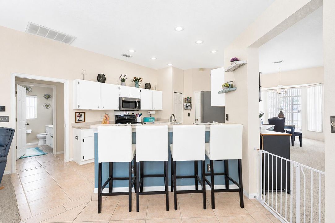 Kitchen/ Breakfast Bar