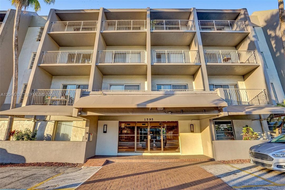 В аренду: $1,700 (1 спален, 1 ванн, 815 Квадратных фут)