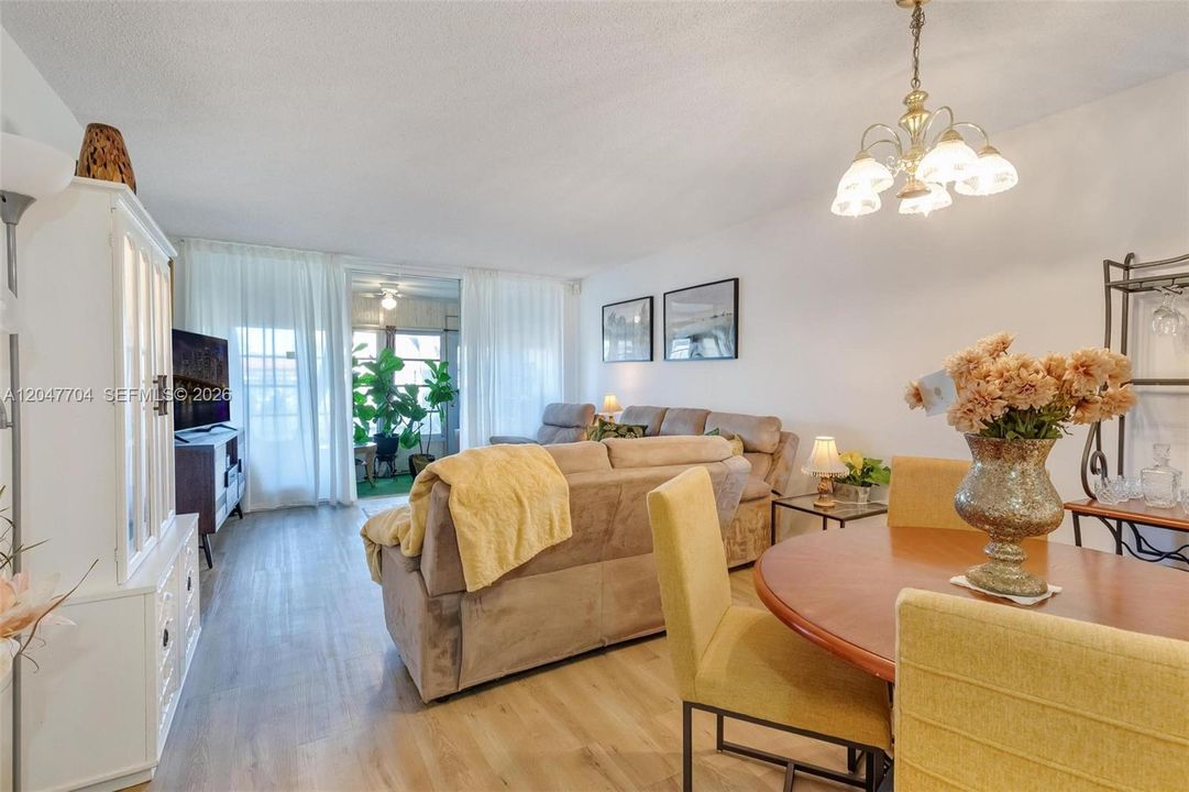 На продажу: $115,000 (2 спален, 2 ванн, 880 Квадратных фут)