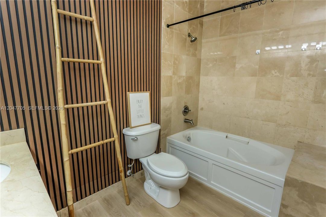 En Venta: $349,000 (2 camas, 2 baños, 1065 Pies cuadrados)